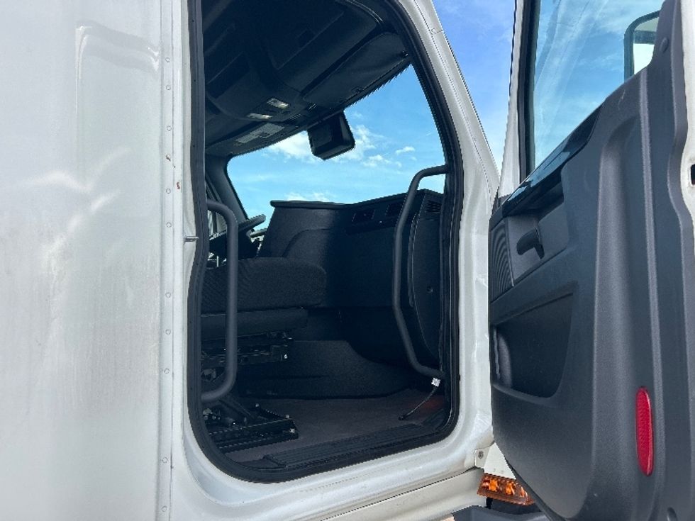 Sleeper Tractor-Heavy Duty Tractors-Freightliner-2023-T12664ST-Denver-CO-540,774\n\t\tmiles-$ 74,750 - Image 13