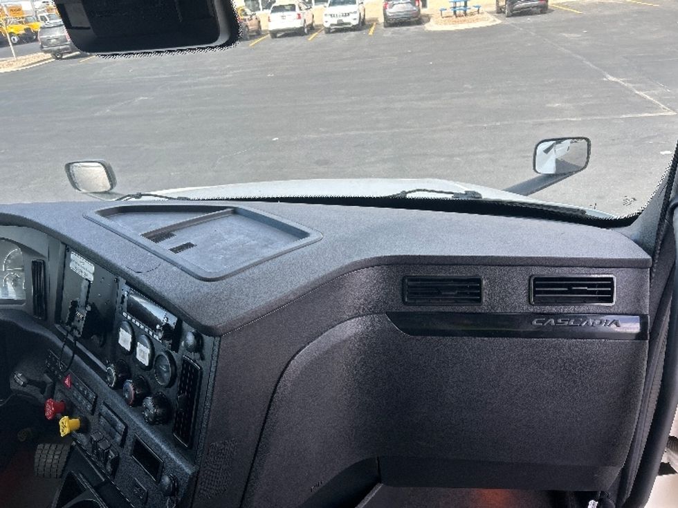 Sleeper Tractor-Heavy Duty Tractors-Freightliner-2023-T12664ST-Denver-CO-540,774\n\t\tmiles-$ 74,750 - Image 14