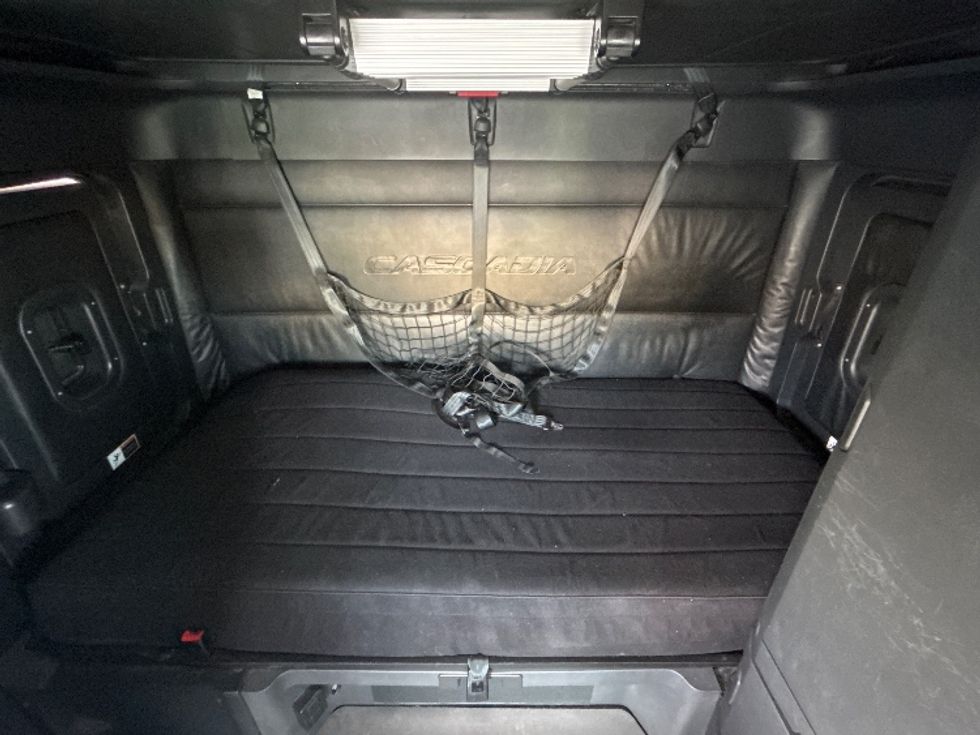 Sleeper Tractor-Heavy Duty Tractors-Freightliner-2023-T12664ST-Denver-CO-540,774\n\t\tmiles-$ 74,750 - Image 17