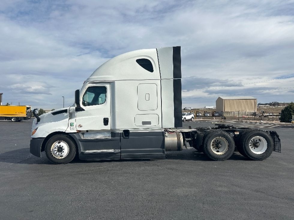 Sleeper Tractor-Heavy Duty Tractors-Freightliner-2023-T12664ST-Denver-CO-540,774\n\t\tmiles-$ 74,750 - Image 4