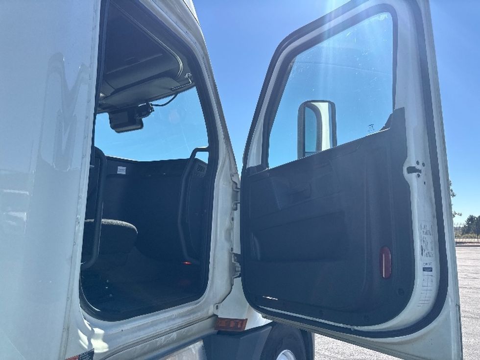 Sleeper Tractor-Heavy Duty Tractors-Freightliner-2023-T12664ST-Denver-CO-740,792\n\t\tmiles-$ 62,000 - Image 13