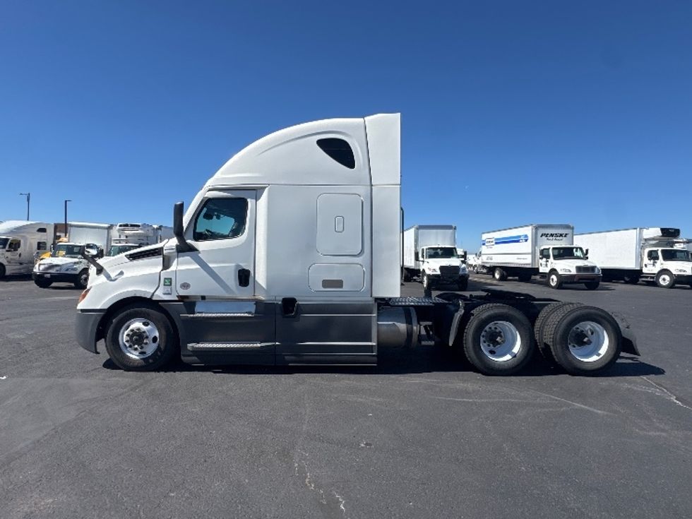 Sleeper Tractor-Heavy Duty Tractors-Freightliner-2023-T12664ST-Denver-CO-740,792\n\t\tmiles-$ 62,000 - Image 4