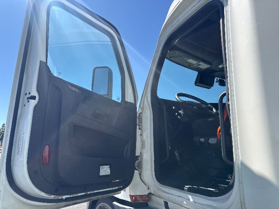 Sleeper Tractor-Heavy Duty Tractors-Freightliner-2023-T12664ST-Denver-CO-740,792\n\t\tmiles-$ 62,000 - Image 9