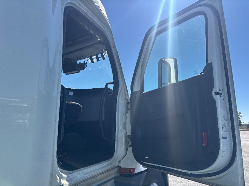 Sleeper Tractor-Heavy Duty Tractors-Freightliner-2023-T12664ST-Denver-CO-884,296\n\t\tmiles-$ 47,000 - Image 13
