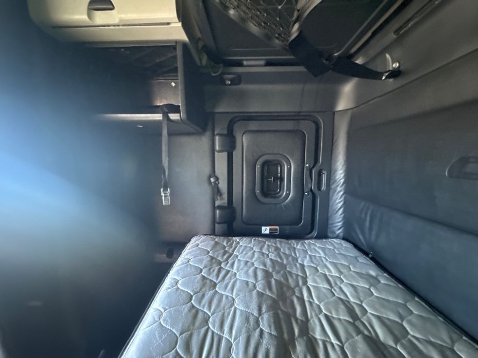 Sleeper Tractor-Heavy Duty Tractors-Freightliner-2023-T12664ST-Denver-CO-884,296\n\t\tmiles-$ 47,000 - Image 19