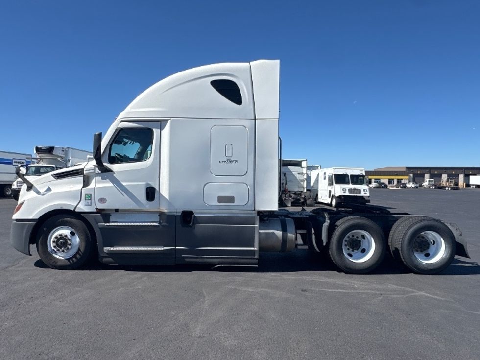 Sleeper Tractor-Heavy Duty Tractors-Freightliner-2023-T12664ST-Denver-CO-884,296\n\t\tmiles-$ 47,000 - Image 4