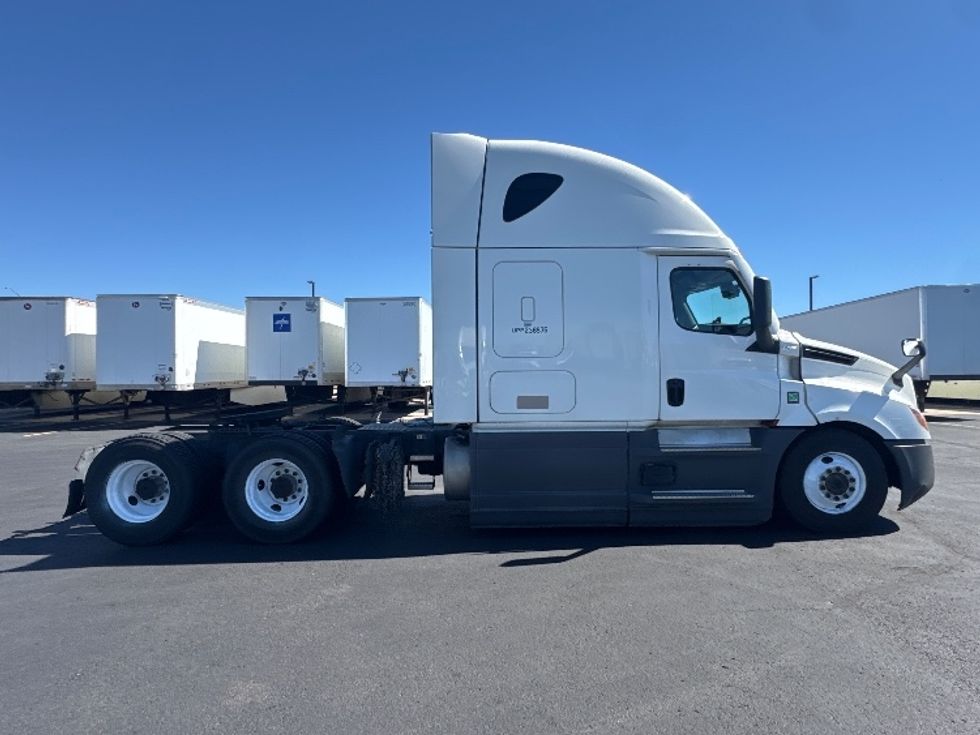 Sleeper Tractor-Heavy Duty Tractors-Freightliner-2023-T12664ST-Denver-CO-884,296\n\t\tmiles-$ 47,000 - Image 8