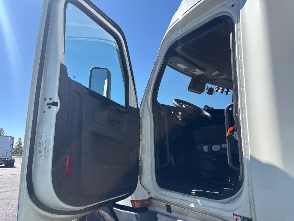 Sleeper Tractor-Heavy Duty Tractors-Freightliner-2023-T12664ST-Denver-CO-884,296\n\t\tmiles-$ 47,000 - Image 9