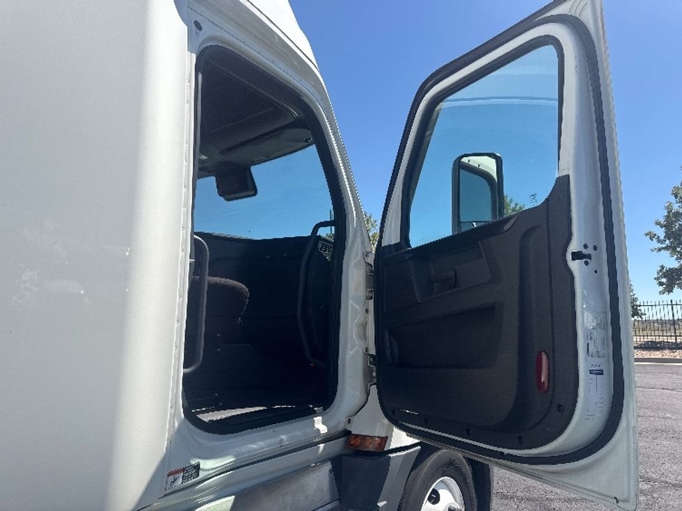 Sleeper Tractor-Heavy Duty Tractors-Freightliner-2023-T12664ST-Denver-CO-889,917\n\t\tmiles-$ 45,500 - Image 13