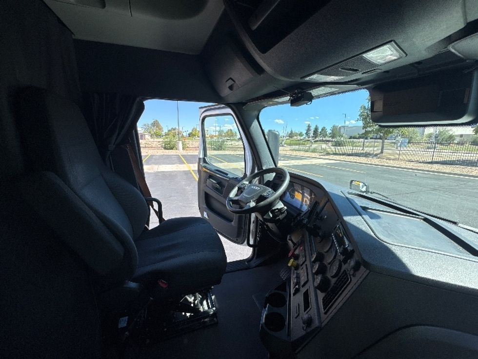Sleeper Tractor-Heavy Duty Tractors-Freightliner-2023-T12664ST-Denver-CO-889,917\n\t\tmiles-$ 45,500 - Image 15