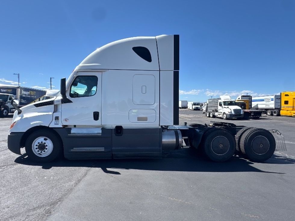 Sleeper Tractor-Heavy Duty Tractors-Freightliner-2023-T12664ST-Denver-CO-889,917\n\t\tmiles-$ 45,500 - Image 4