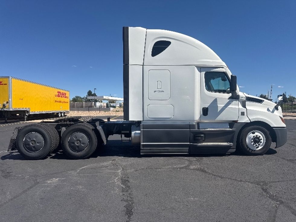 Sleeper Tractor-Heavy Duty Tractors-Freightliner-2023-T12664ST-Denver-CO-889,917\n\t\tmiles-$ 45,500 - Image 8
