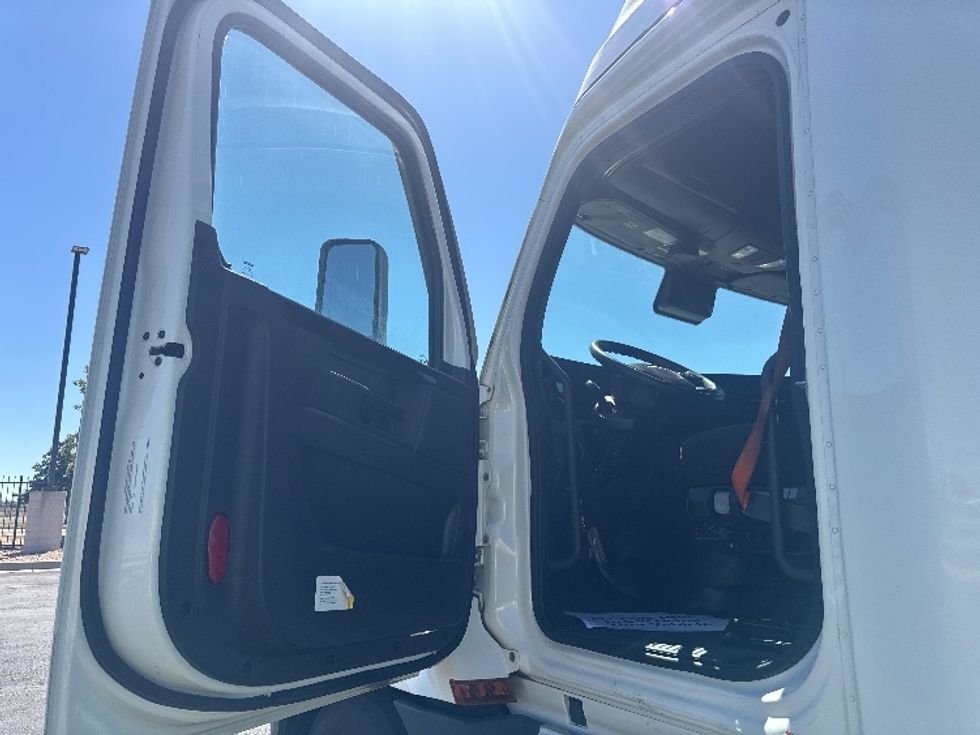 Sleeper Tractor-Heavy Duty Tractors-Freightliner-2023-T12664ST-Denver-CO-889,917\n\t\tmiles-$ 45,500 - Image 9