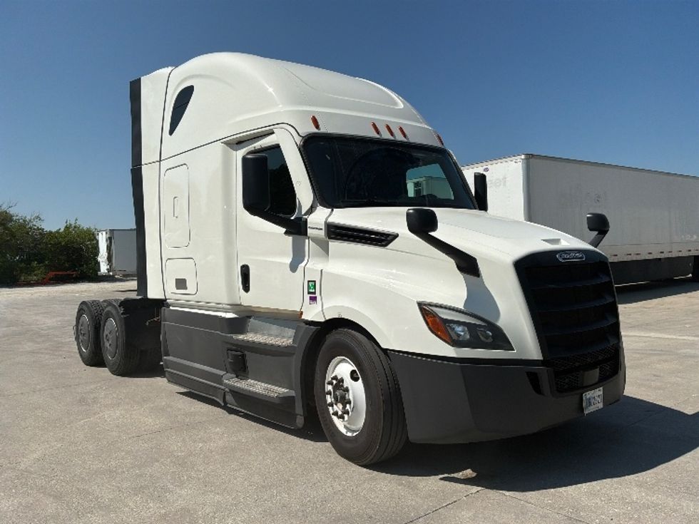 Sleeper Tractor-Heavy Duty Tractors-Freightliner-2023-T12664ST-Des Moines-IA-680,230\n\t\tmiles-$ 65,500 - Image 1