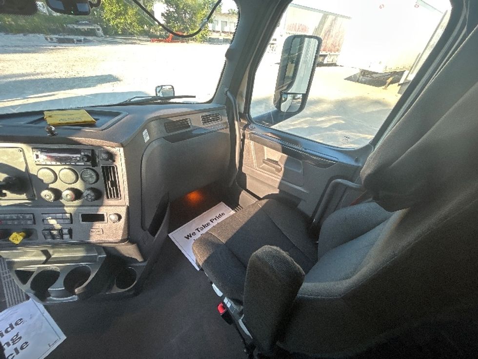 Sleeper Tractor-Heavy Duty Tractors-Freightliner-2023-T12664ST-Des Moines-IA-680,230\n\t\tmiles-$ 65,500 - Image 15