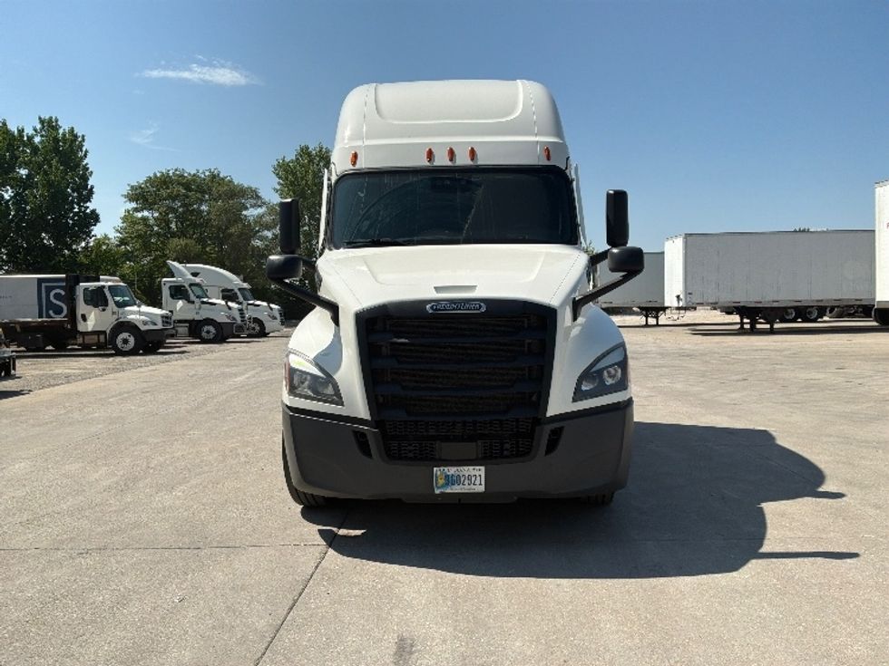 Sleeper Tractor-Heavy Duty Tractors-Freightliner-2023-T12664ST-Des Moines-IA-680,230\n\t\tmiles-$ 65,500 - Image 2