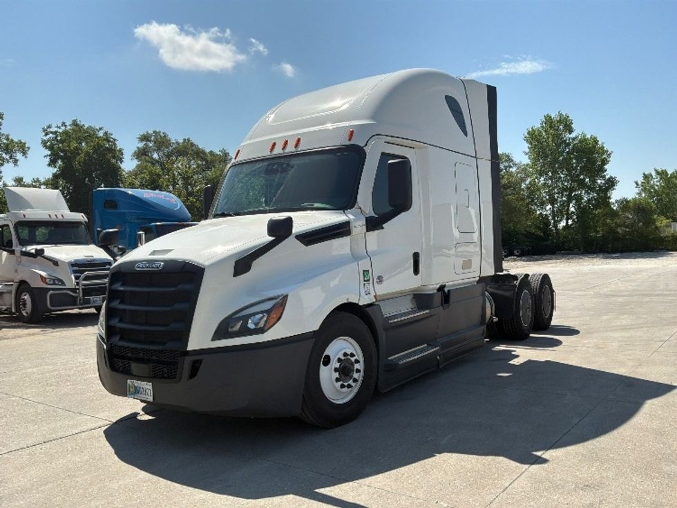 Sleeper Tractor-Heavy Duty Tractors-Freightliner-2023-T12664ST-Des Moines-IA-680,230\n\t\tmiles-$ 65,500 - Image 3
