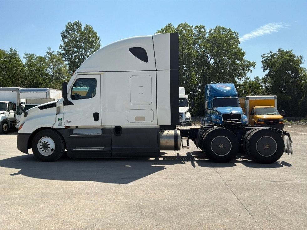 Sleeper Tractor-Heavy Duty Tractors-Freightliner-2023-T12664ST-Des Moines-IA-680,230\n\t\tmiles-$ 65,500 - Image 4