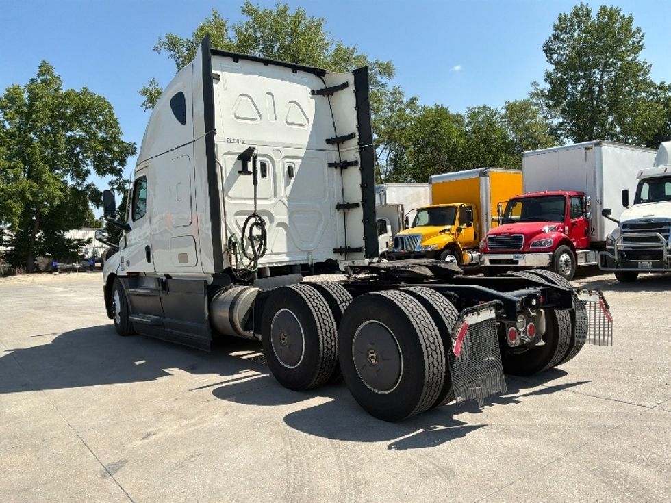Sleeper Tractor-Heavy Duty Tractors-Freightliner-2023-T12664ST-Des Moines-IA-680,230\n\t\tmiles-$ 65,500 - Image 5