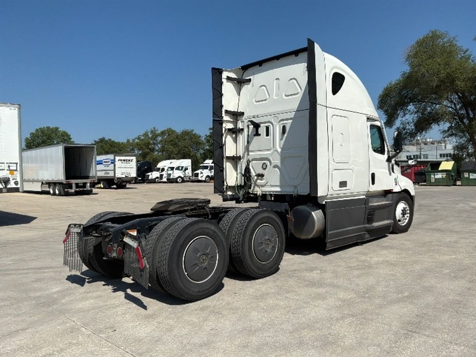 Sleeper Tractor-Heavy Duty Tractors-Freightliner-2023-T12664ST-Des Moines-IA-680,230\n\t\tmiles-$ 65,500 - Image 7