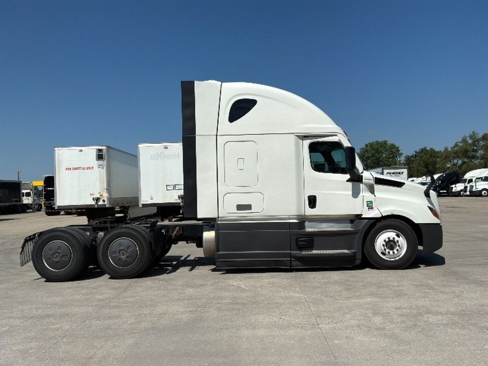 Sleeper Tractor-Heavy Duty Tractors-Freightliner-2023-T12664ST-Des Moines-IA-680,230\n\t\tmiles-$ 65,500 - Image 8