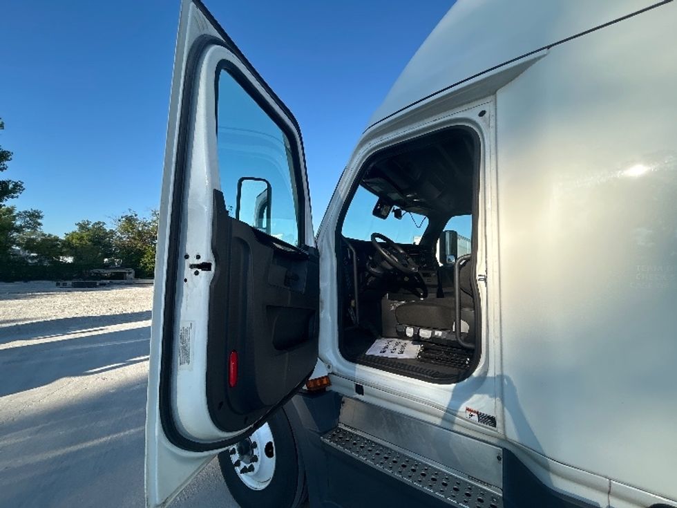 Sleeper Tractor-Heavy Duty Tractors-Freightliner-2023-T12664ST-Des Moines-IA-680,230\n\t\tmiles-$ 65,500 - Image 9