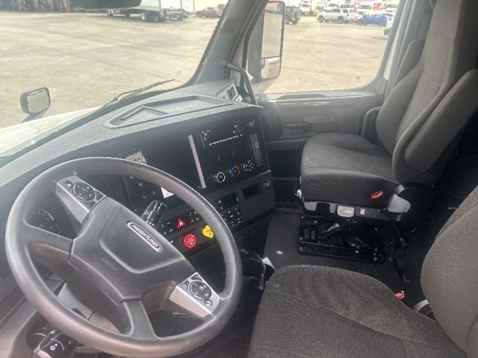 Sleeper Tractor-Heavy Duty Tractors-Freightliner-2023-T12664ST-East Chicago-IN-538,414\n\t\tmiles-$ 67,000 - Image 10