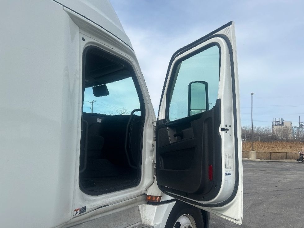 Sleeper Tractor-Heavy Duty Tractors-Freightliner-2023-T12664ST-East Chicago-IN-538,414\n\t\tmiles-$ 67,000 - Image 13