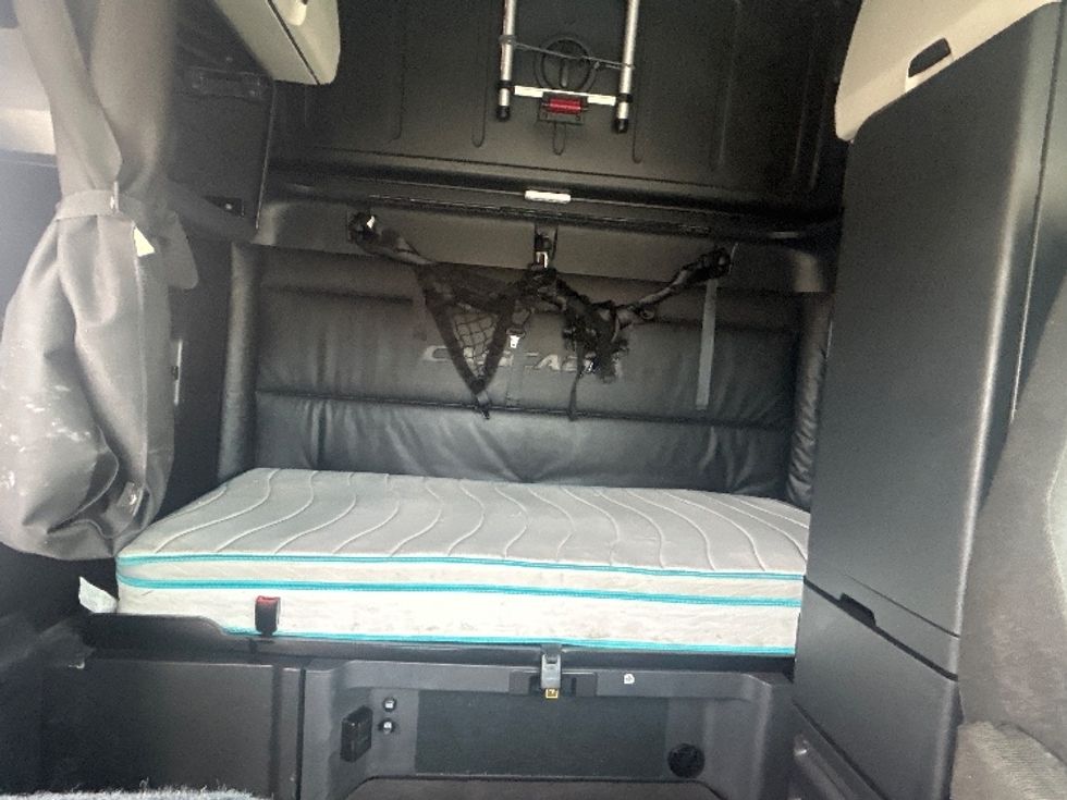 Sleeper Tractor-Heavy Duty Tractors-Freightliner-2023-T12664ST-East Chicago-IN-538,414\n\t\tmiles-$ 67,000 - Image 16