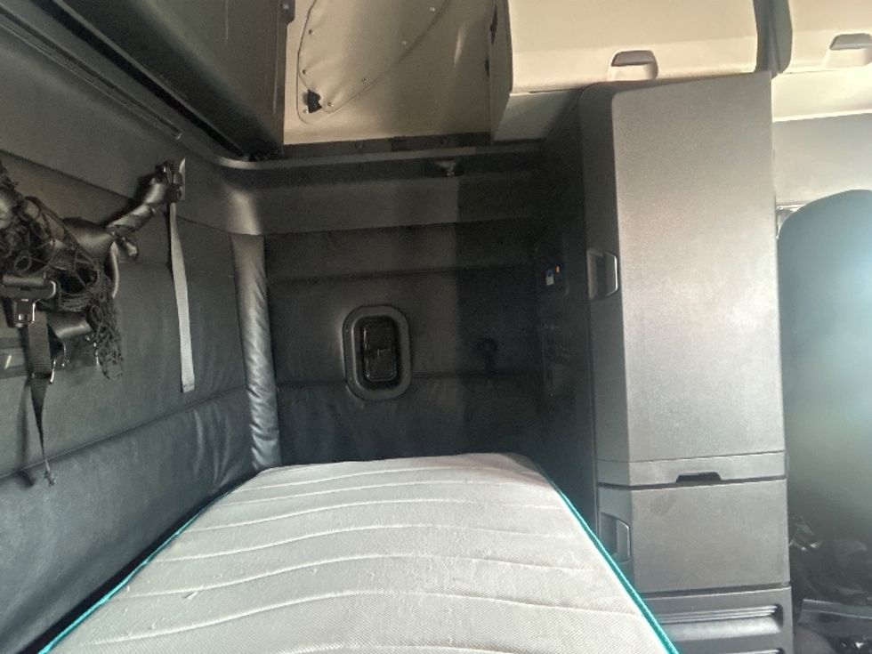 Sleeper Tractor-Heavy Duty Tractors-Freightliner-2023-T12664ST-East Chicago-IN-538,414\n\t\tmiles-$ 67,000 - Image 18