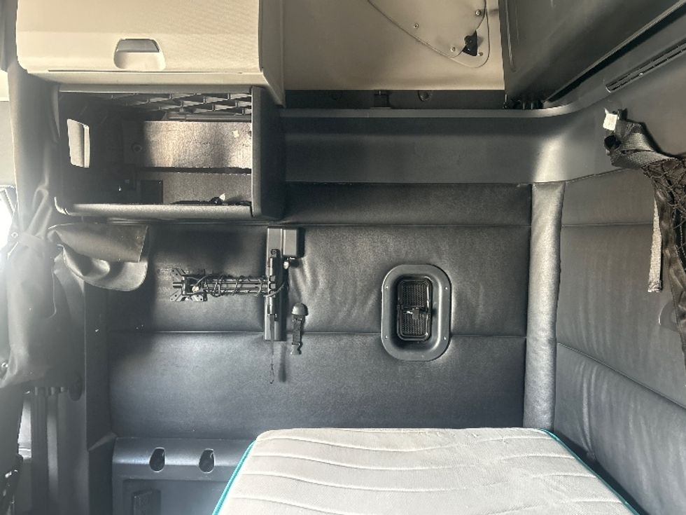 Sleeper Tractor-Heavy Duty Tractors-Freightliner-2023-T12664ST-East Chicago-IN-538,414\n\t\tmiles-$ 67,000 - Image 19