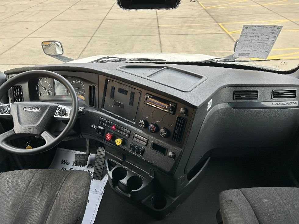 Sleeper Tractor-Heavy Duty Tractors-Freightliner-2023-T12664ST-East Chicago-IN-573,877\n\t\tmiles-$ 64,000 - Image 12