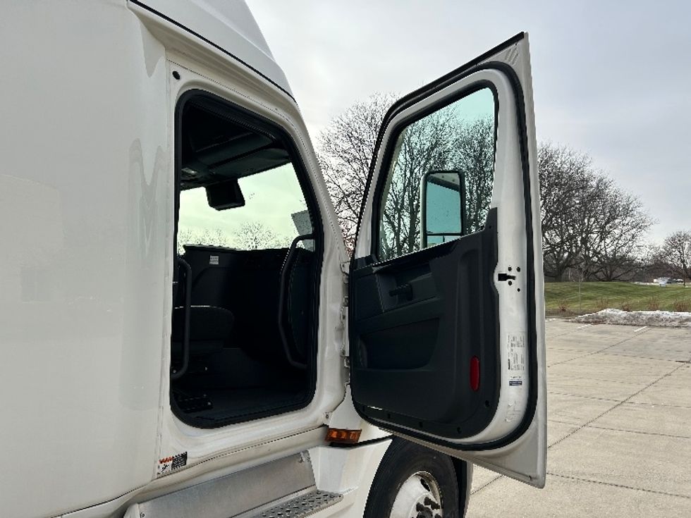 Sleeper Tractor-Heavy Duty Tractors-Freightliner-2023-T12664ST-East Chicago-IN-573,877\n\t\tmiles-$ 64,000 - Image 13