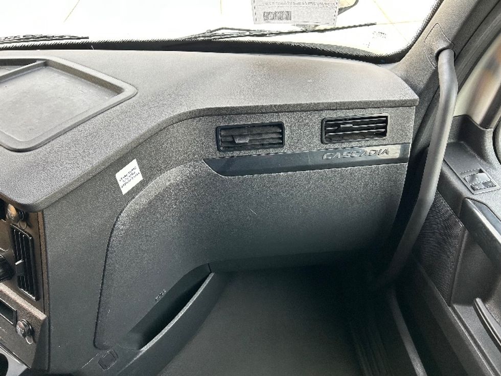 Sleeper Tractor-Heavy Duty Tractors-Freightliner-2023-T12664ST-East Chicago-IN-573,877\n\t\tmiles-$ 64,000 - Image 14