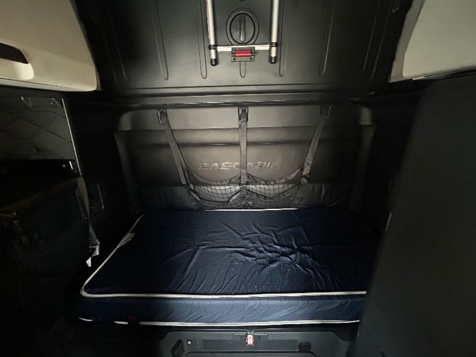 Sleeper Tractor-Heavy Duty Tractors-Freightliner-2023-T12664ST-East Chicago-IN-573,877\n\t\tmiles-$ 64,000 - Image 16