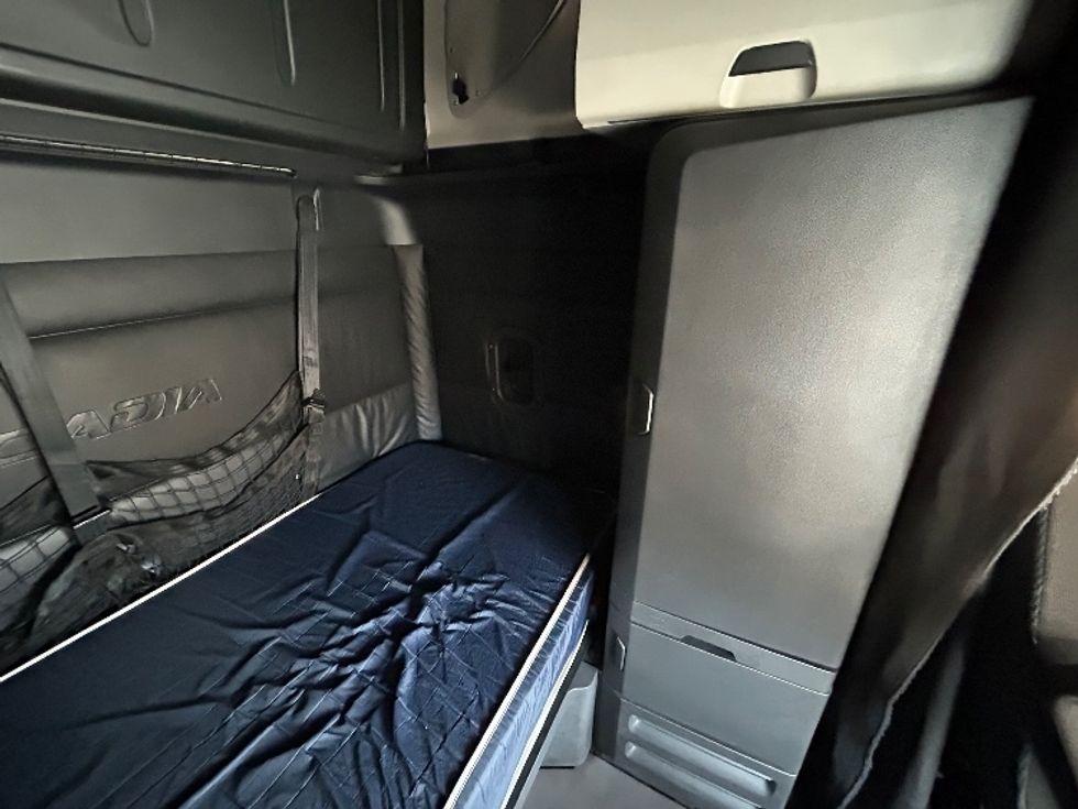 Sleeper Tractor-Heavy Duty Tractors-Freightliner-2023-T12664ST-East Chicago-IN-573,877\n\t\tmiles-$ 64,000 - Image 18