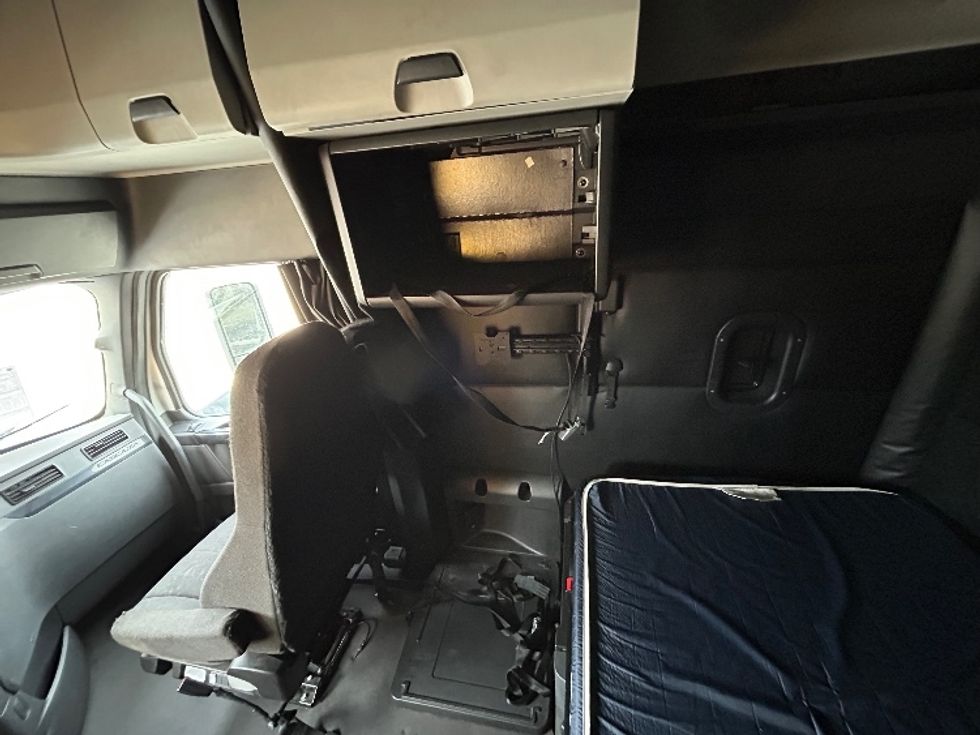 Sleeper Tractor-Heavy Duty Tractors-Freightliner-2023-T12664ST-East Chicago-IN-573,877\n\t\tmiles-$ 64,000 - Image 19