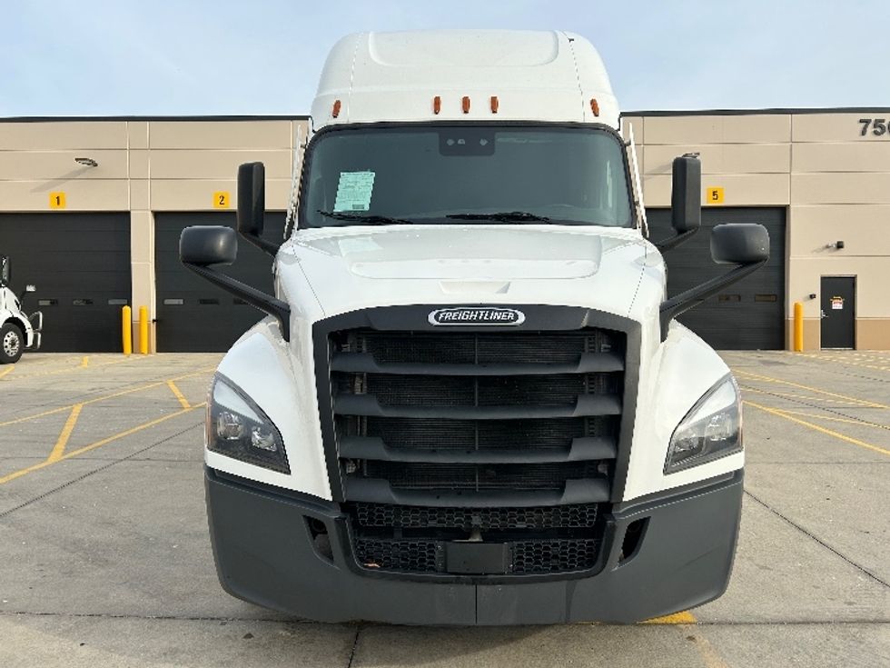 Sleeper Tractor-Heavy Duty Tractors-Freightliner-2023-T12664ST-East Chicago-IN-573,877\n\t\tmiles-$ 64,000 - Image 2