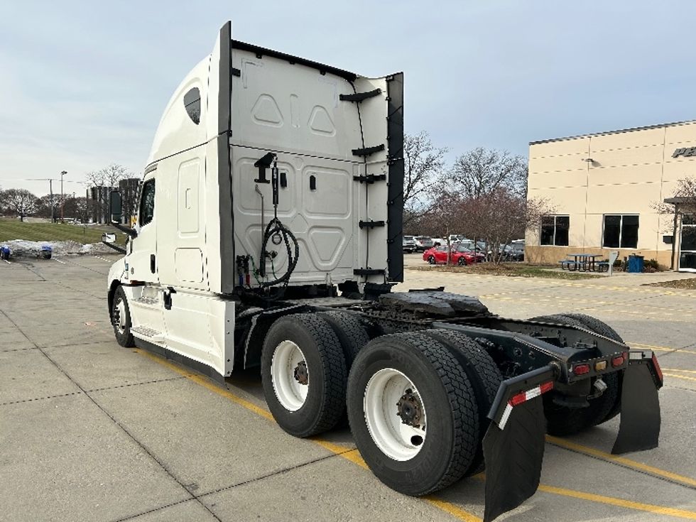 Sleeper Tractor-Heavy Duty Tractors-Freightliner-2023-T12664ST-East Chicago-IN-573,877\n\t\tmiles-$ 64,000 - Image 5