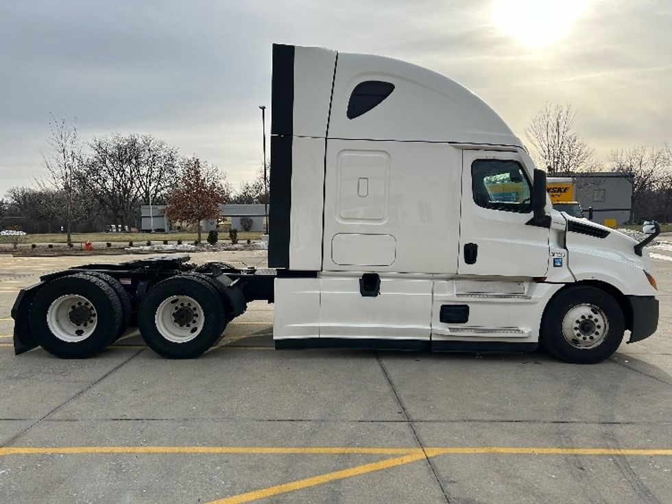 Sleeper Tractor-Heavy Duty Tractors-Freightliner-2023-T12664ST-East Chicago-IN-573,877\n\t\tmiles-$ 64,000 - Image 8