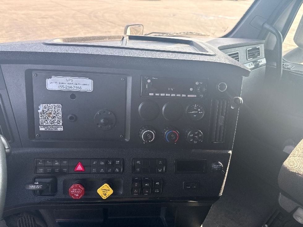 Sleeper Tractor-Heavy Duty Tractors-Freightliner-2023-T12664ST-East Chicago-IN-638,007\n\t\tmiles-$ 54,250 - Image 12
