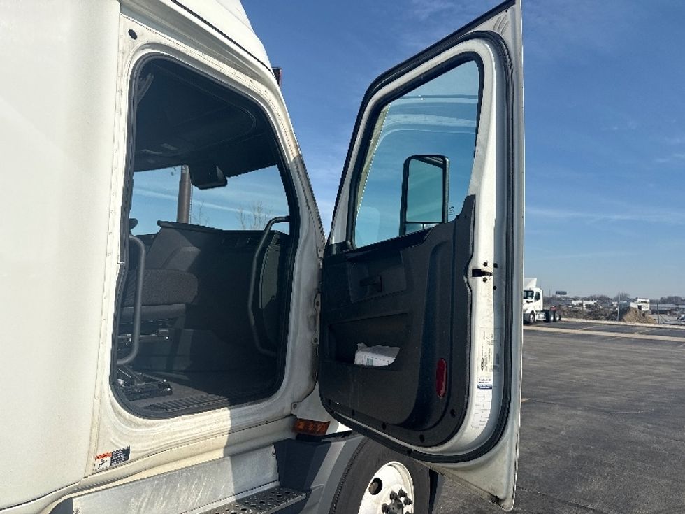 Sleeper Tractor-Heavy Duty Tractors-Freightliner-2023-T12664ST-East Chicago-IN-638,007\n\t\tmiles-$ 54,250 - Image 13