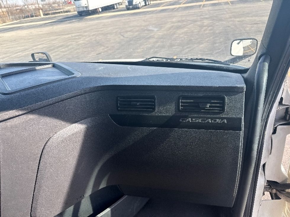 Sleeper Tractor-Heavy Duty Tractors-Freightliner-2023-T12664ST-East Chicago-IN-638,007\n\t\tmiles-$ 54,250 - Image 14