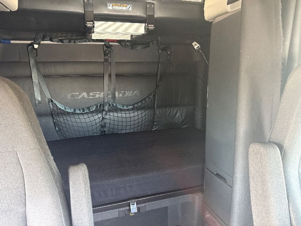 Sleeper Tractor-Heavy Duty Tractors-Freightliner-2023-T12664ST-East Chicago-IN-638,007\n\t\tmiles-$ 54,250 - Image 16