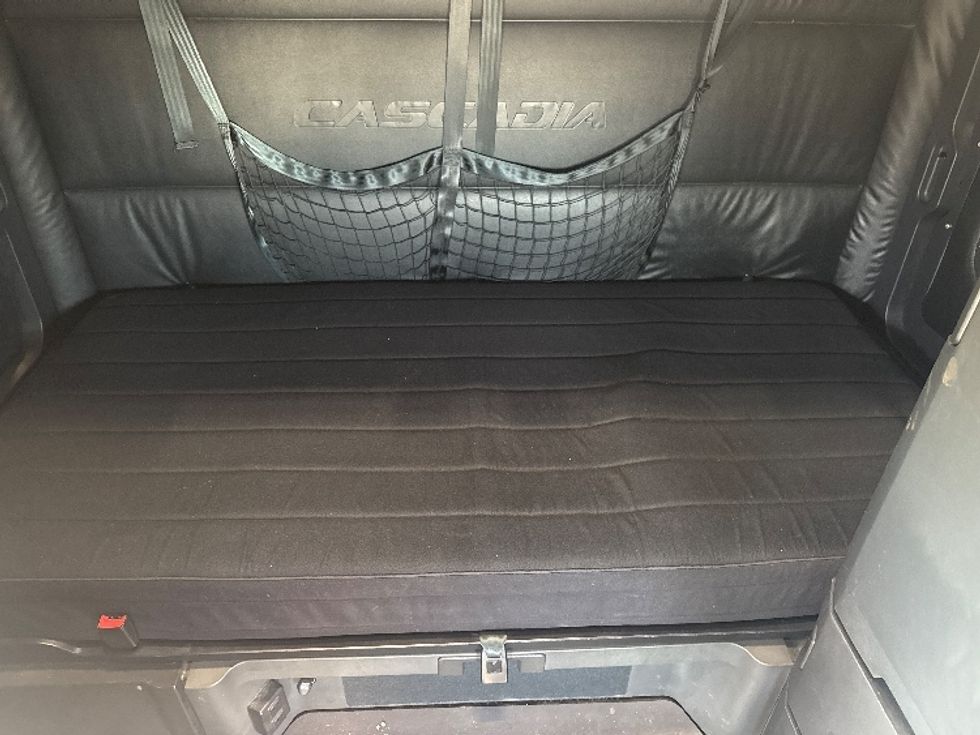 Sleeper Tractor-Heavy Duty Tractors-Freightliner-2023-T12664ST-East Chicago-IN-638,007\n\t\tmiles-$ 54,250 - Image 17