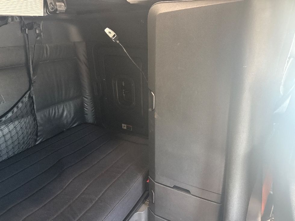 Sleeper Tractor-Heavy Duty Tractors-Freightliner-2023-T12664ST-East Chicago-IN-638,007\n\t\tmiles-$ 54,250 - Image 18