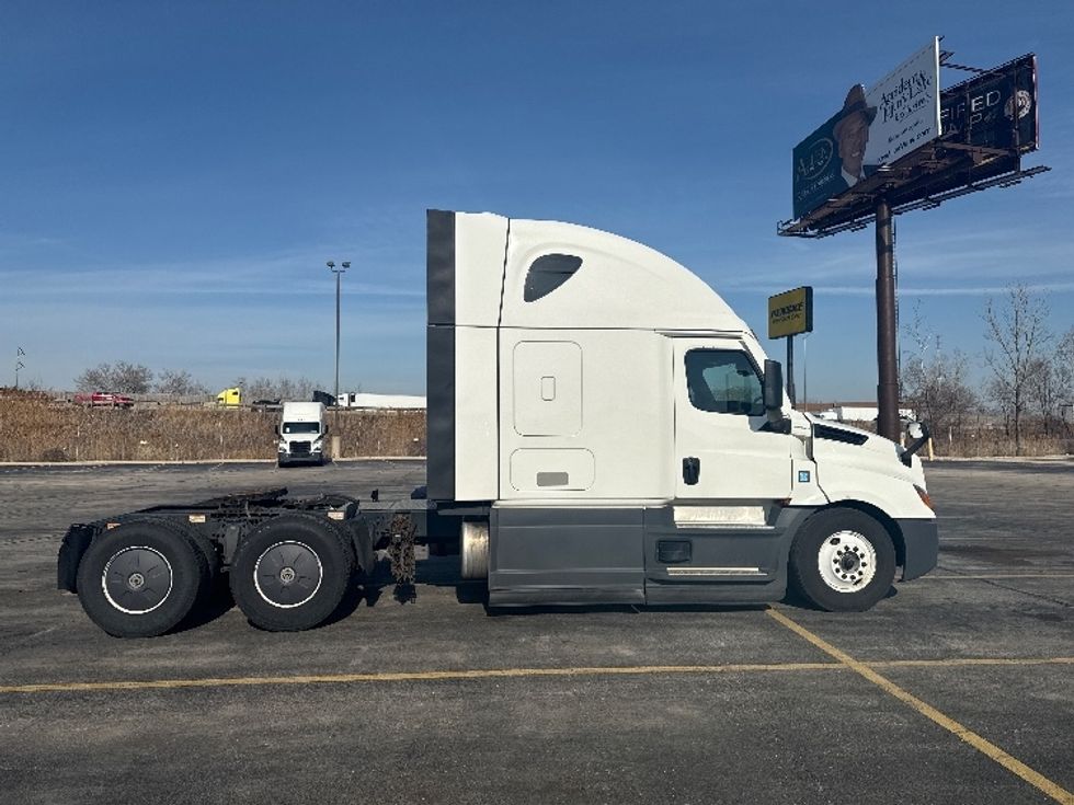 Sleeper Tractor-Heavy Duty Tractors-Freightliner-2023-T12664ST-East Chicago-IN-638,007\n\t\tmiles-$ 54,250 - Image 8