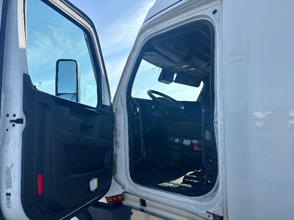 Sleeper Tractor-Heavy Duty Tractors-Freightliner-2023-T12664ST-East Chicago-IN-638,007\n\t\tmiles-$ 54,250 - Image 9