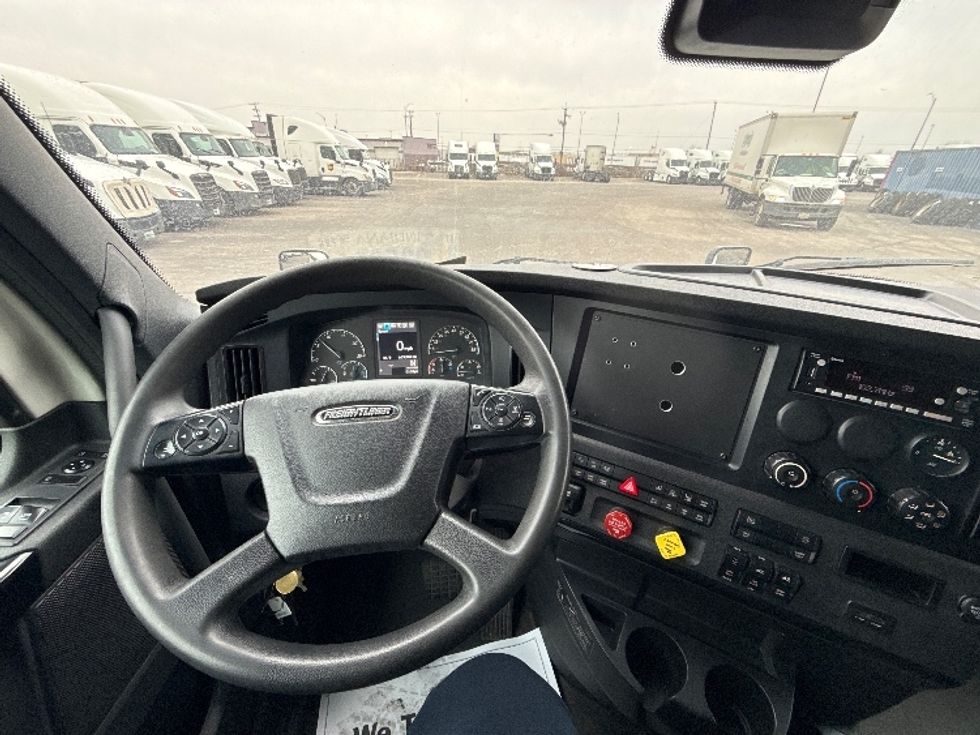 Sleeper Tractor-Heavy Duty Tractors-Freightliner-2023-T12664ST-East Chicago-IN-669,837\n\t\tmiles-$ 54,250 - Image 11