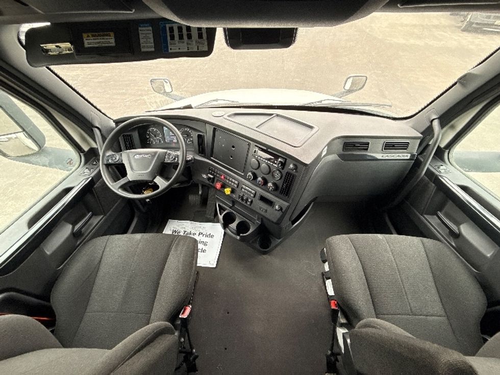 Sleeper Tractor-Heavy Duty Tractors-Freightliner-2023-T12664ST-East Chicago-IN-669,837\n\t\tmiles-$ 54,250 - Image 12